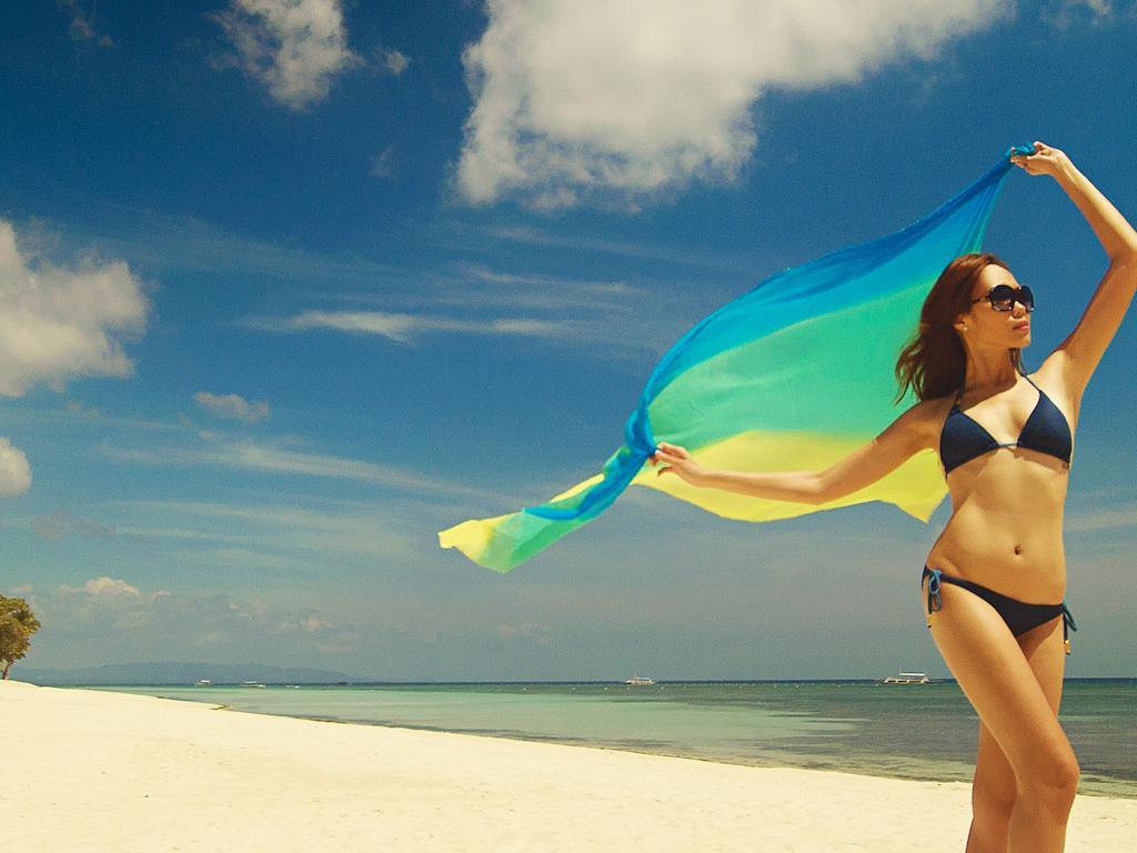 Oceanica Resort Panglao, Bohol מראה חיצוני תמונה A woman wearing a sarong
