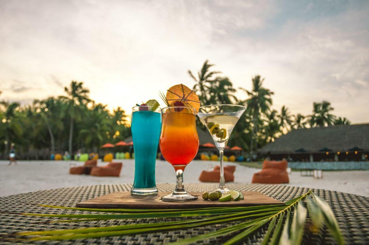 Oceanica Resort Panglao, Bohol מראה חיצוני תמונה Cocktails at a beach resort
