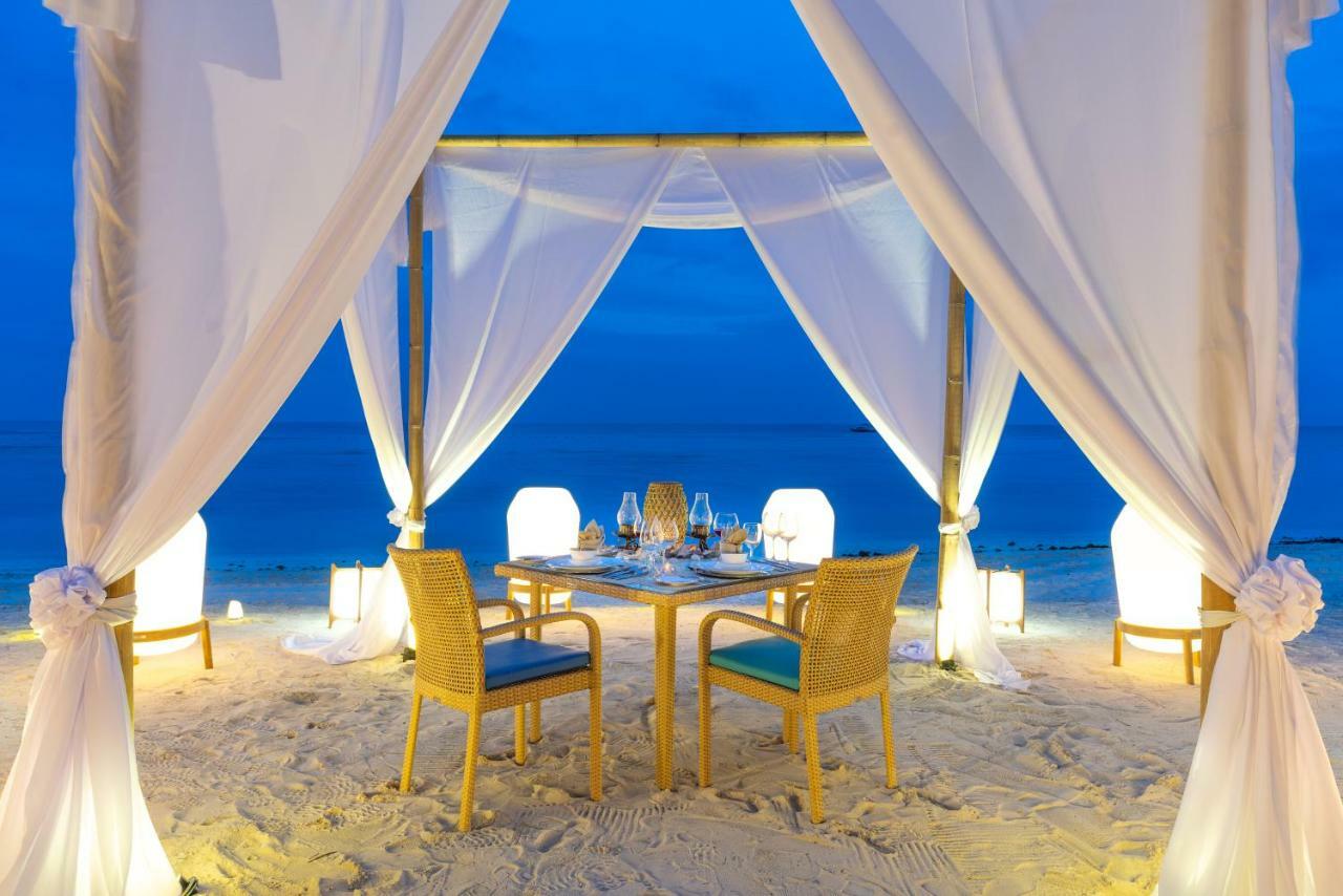 Oceanica Resort Panglao, Bohol מראה חיצוני תמונה A beachside dining experience at the resort