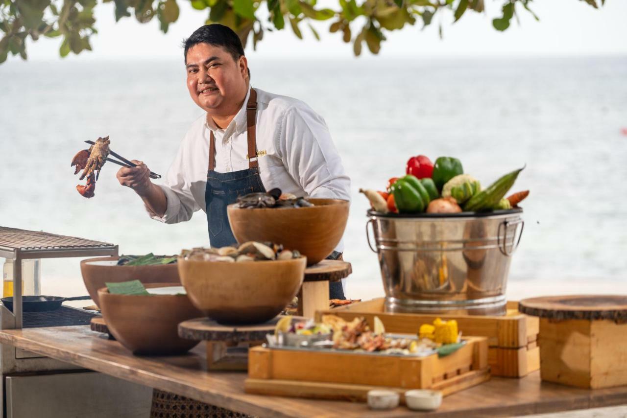 Oceanica Resort Panglao, Bohol מראה חיצוני תמונה Chef preparing food at the hotel