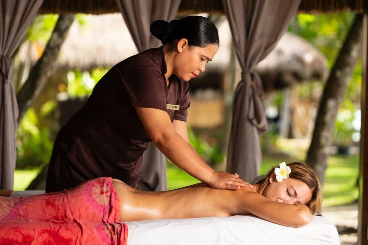 Oceanica Resort Panglao, Bohol מראה חיצוני תמונה A massage therapist at work